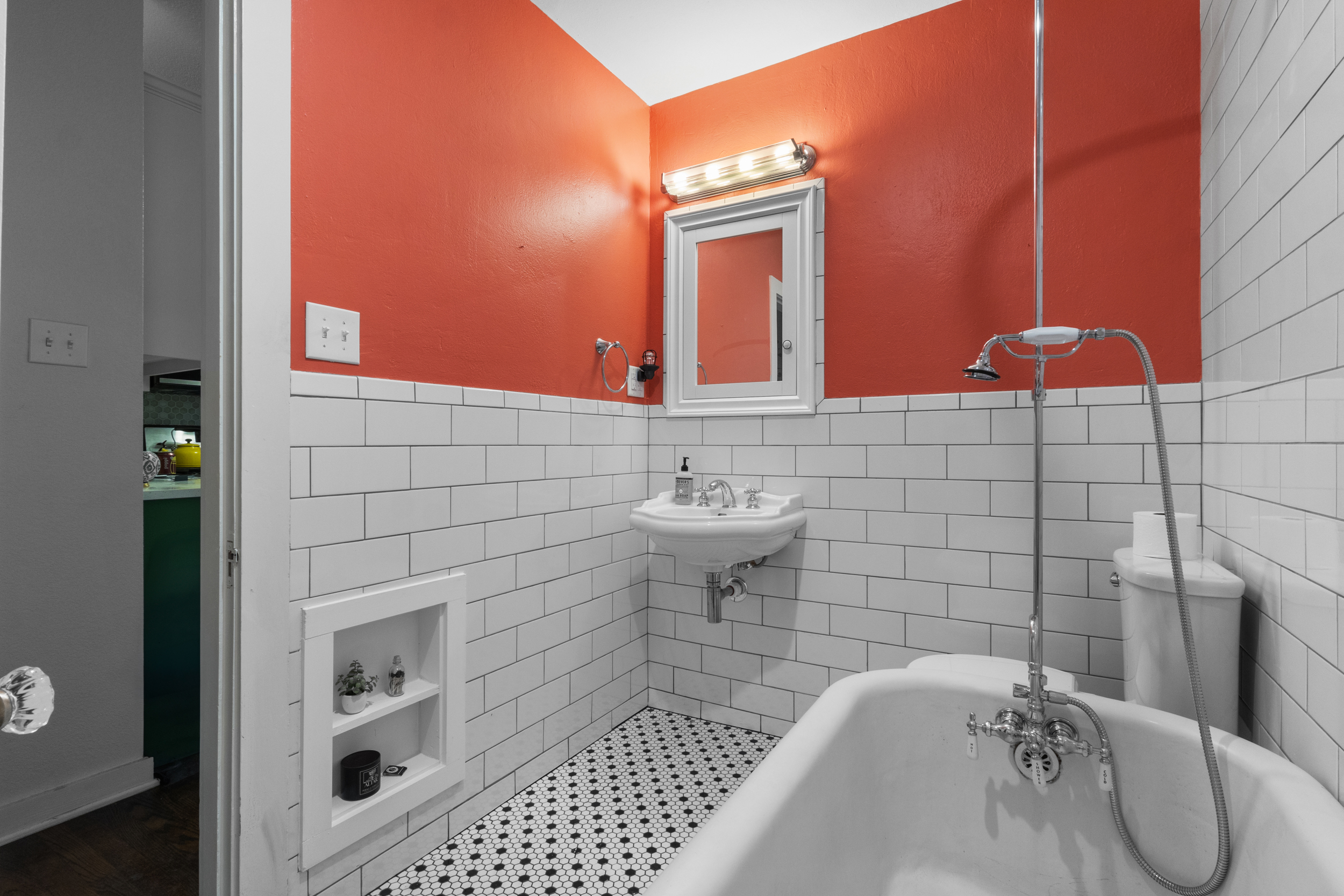 Traditional guest bathroom remodel in Dallas - gallery photo 4
