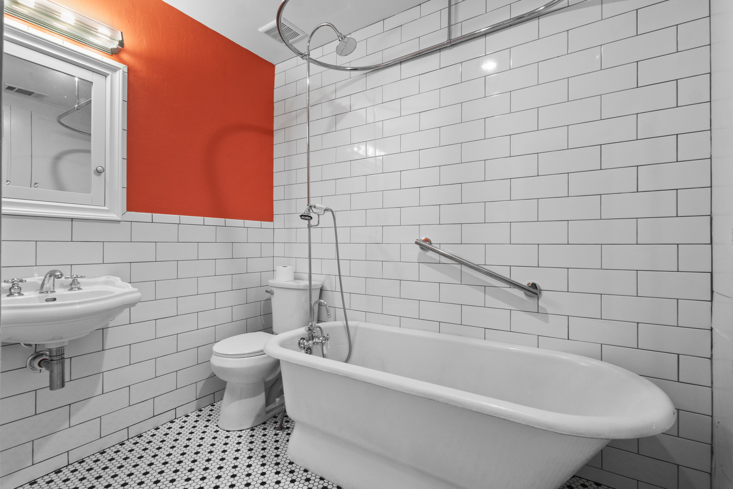 Traditional guest bathroom remodel in Dallas - after photo 2